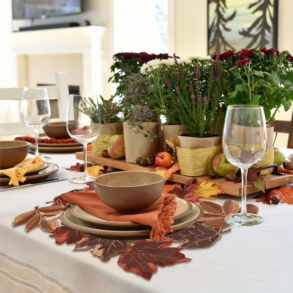 Herbstlicher Tischläufer mit Ahornblatt-Stickerei