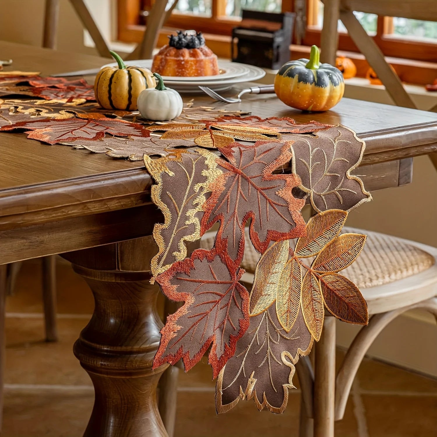 Herbstlicher Tischläufer mit Ahornblatt-Stickerei