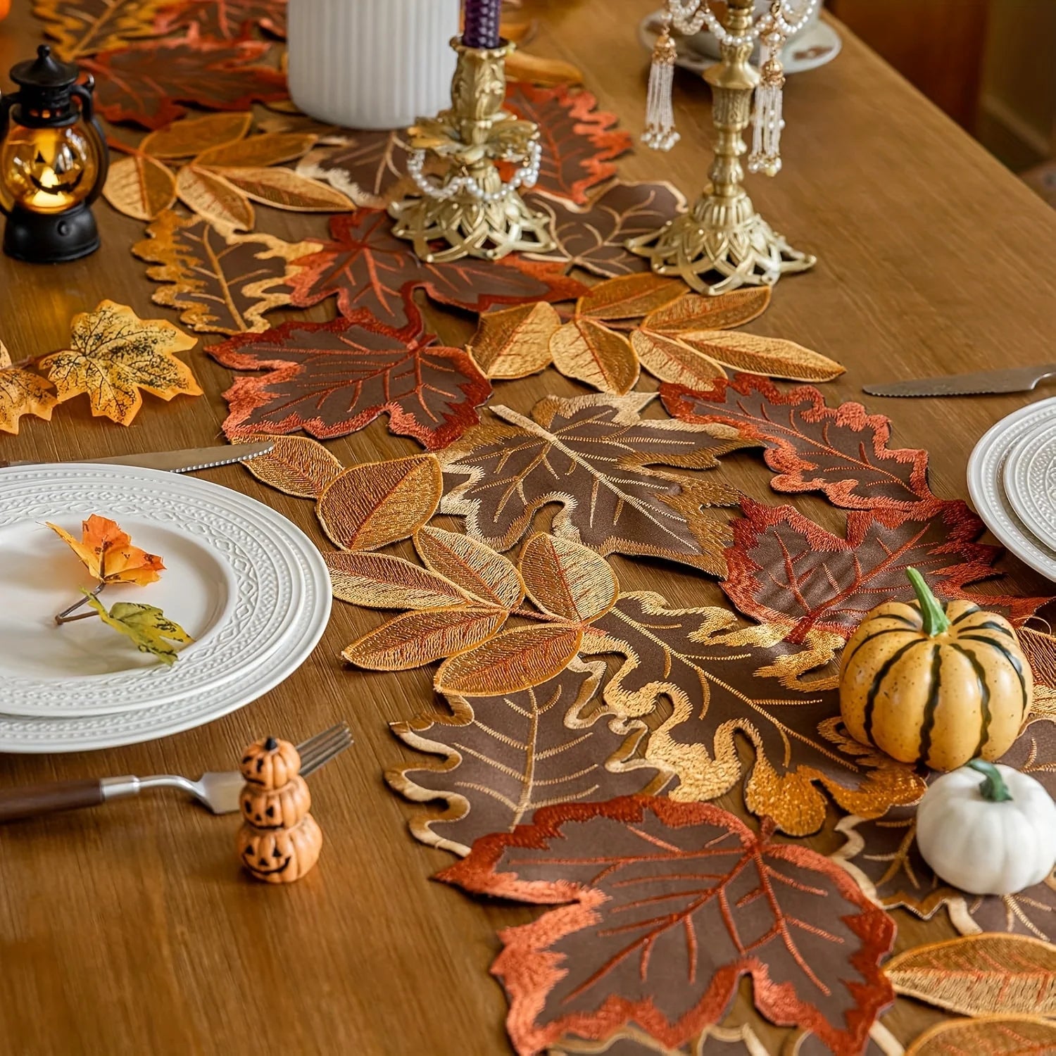 Herbstlicher Tischläufer mit Ahornblatt-Stickerei