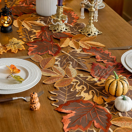 Herbstlicher Tischläufer mit Ahornblatt-Stickerei