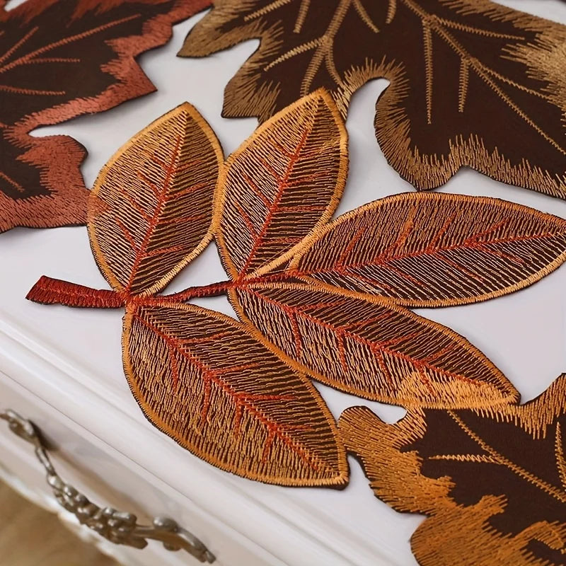 Herbstlicher Tischläufer mit Ahornblatt-Stickerei